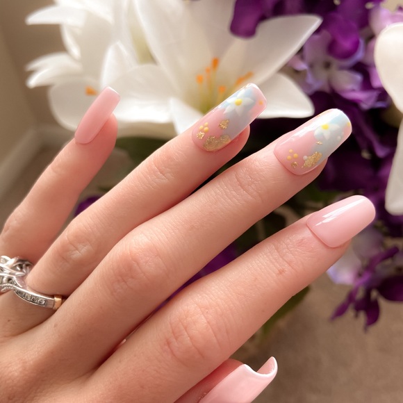 Abstract Flower Press-On Nails - Picture 2 of 7